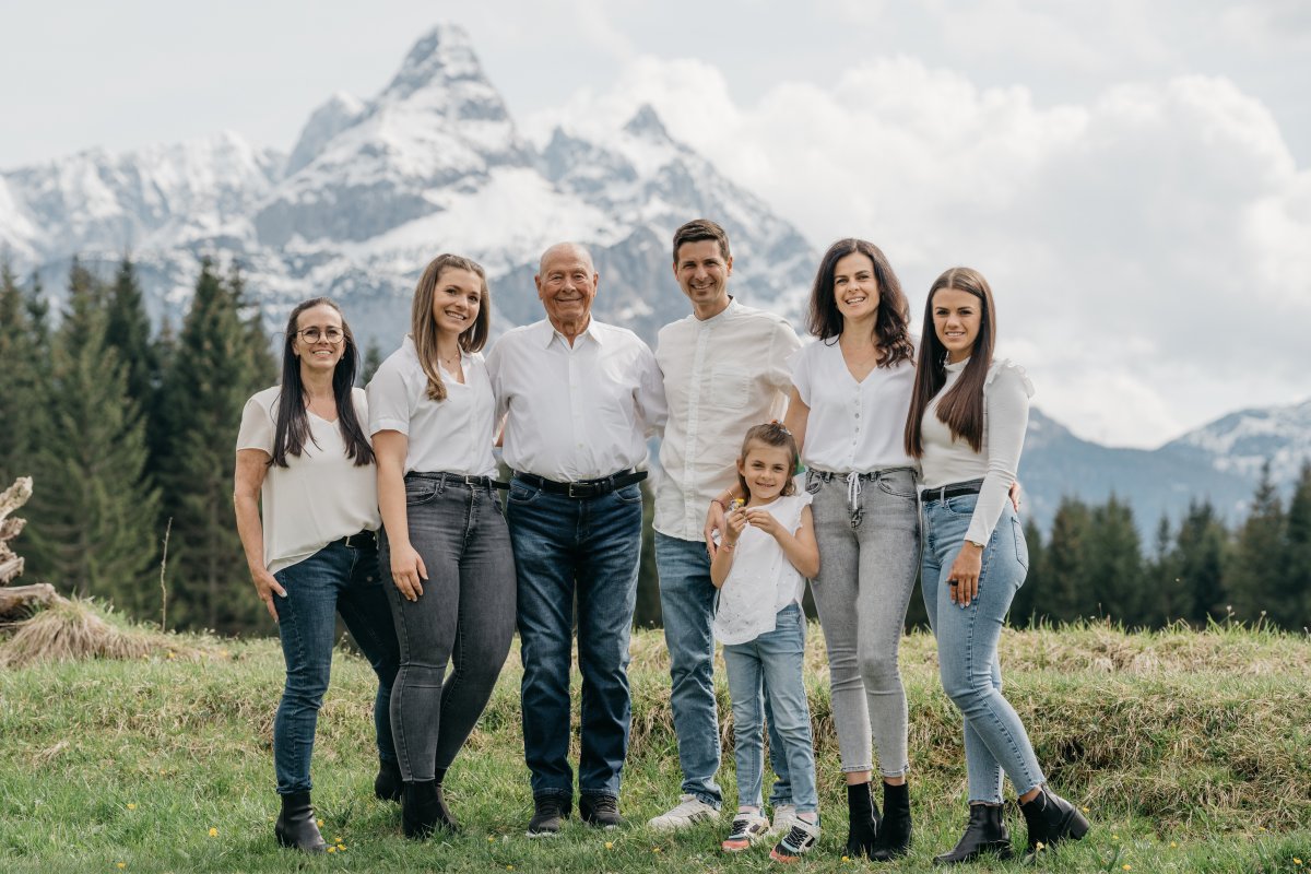 familienbild_neu.jpg familienbild_neu.jpg
